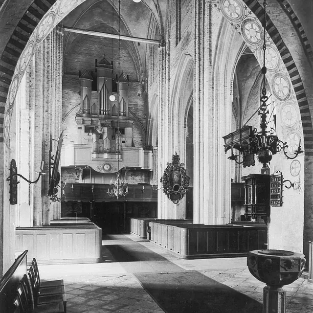  Innenraum der Stadtkirche mit Orgel und Kanzel.