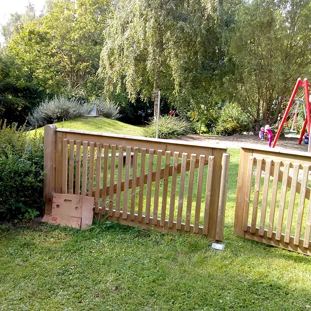 Holztor mit Zugang zum Spielplatz