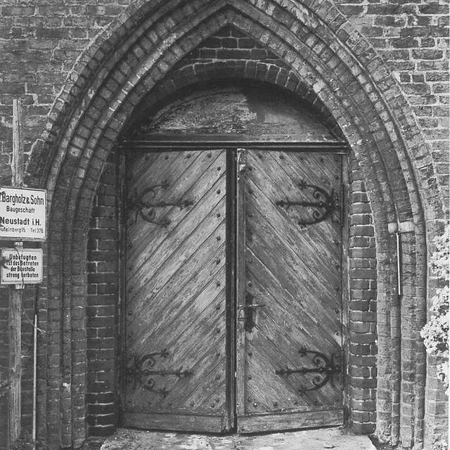 Historisches Holztor der Stadtkirche.