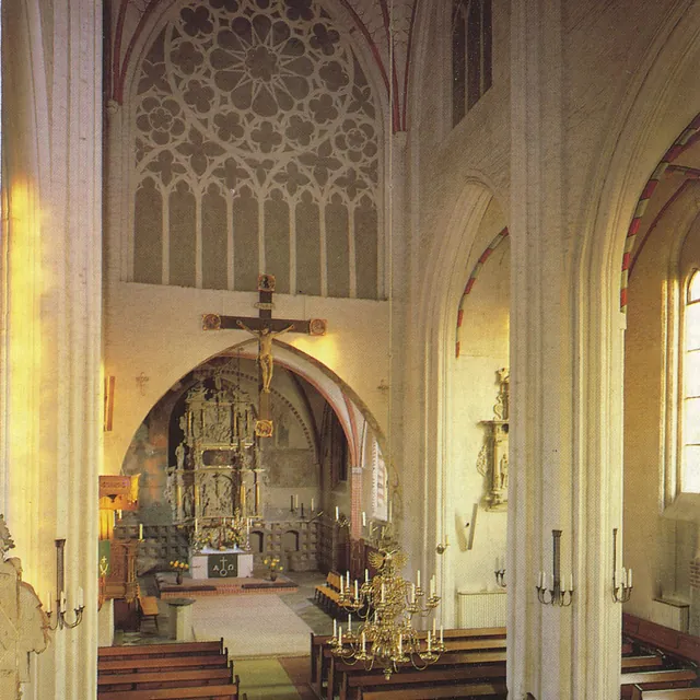 Blick auf den Altarraum mit Kreuz und Kanzel.