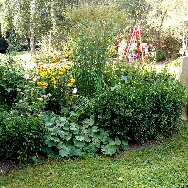 Blumenbeet mit Blick auf Spielplatz