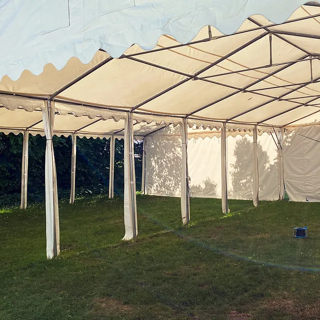 Innenansicht eines großen Festzeltes.