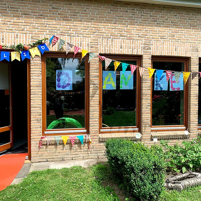 Geschmückter Eingangsbereich mit DANKE-Buchstaben am Fenster