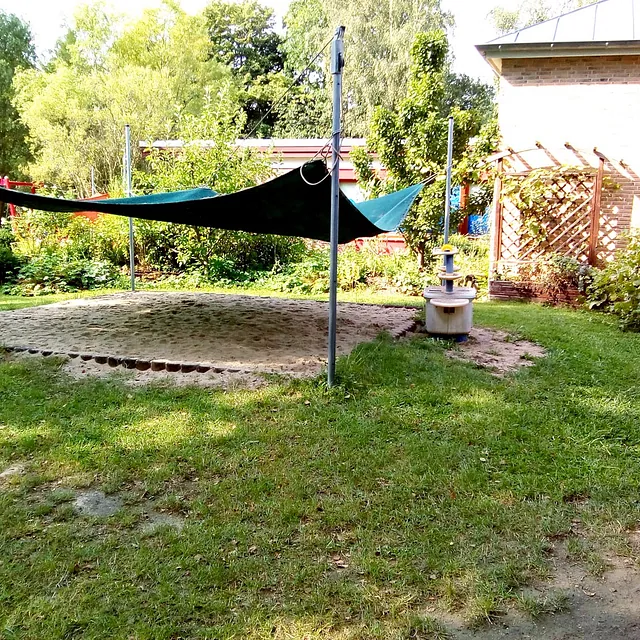 Sandspielbereich mit Sonnensegel