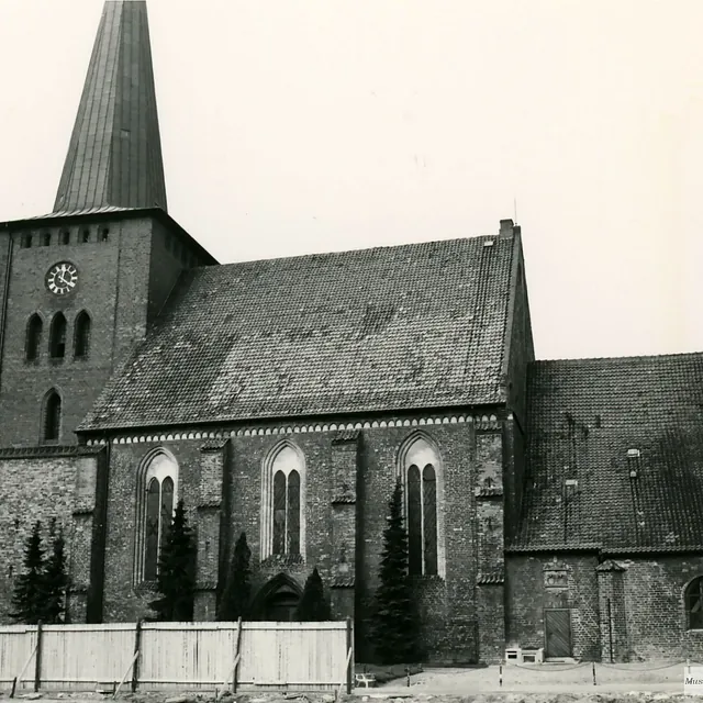 tadtkirche mit Uhrturm von vorne.