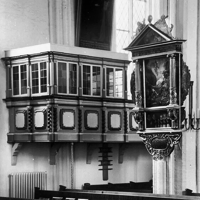 Historische Kanzel mit Galerie im Innenraum.