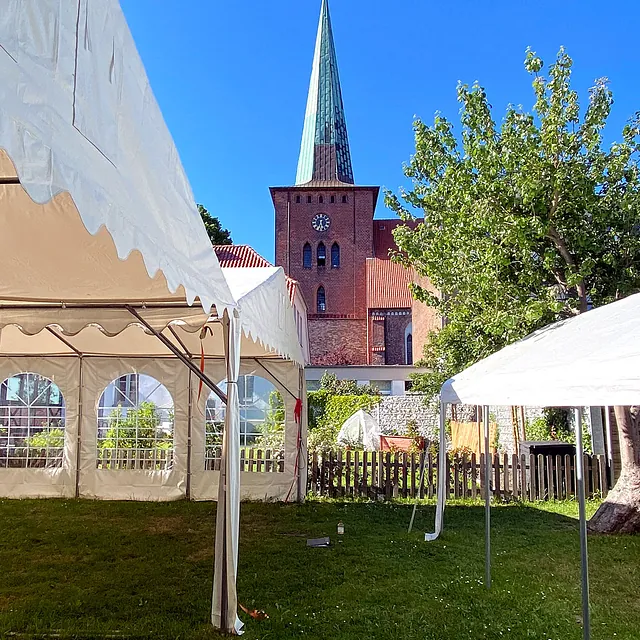 Zelte im Garten vor der Stadtkirche.