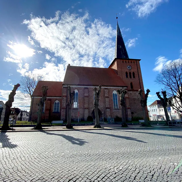 Stadtkirche bei Sonnenschein und blauem Himmel.