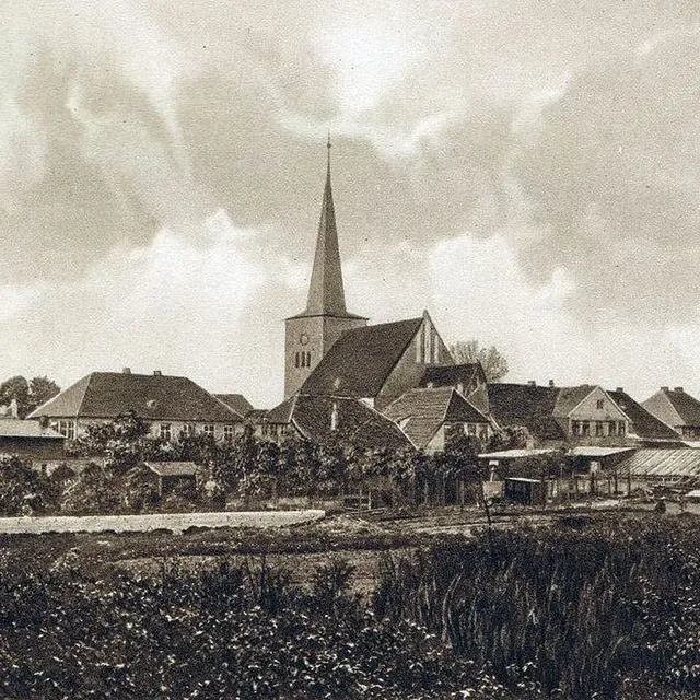  Alte Ansicht der Stadtkirche mit Dorf.