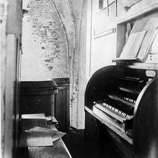 Alte Kirchenorgel mit Notenpult in schwarz-weiß.