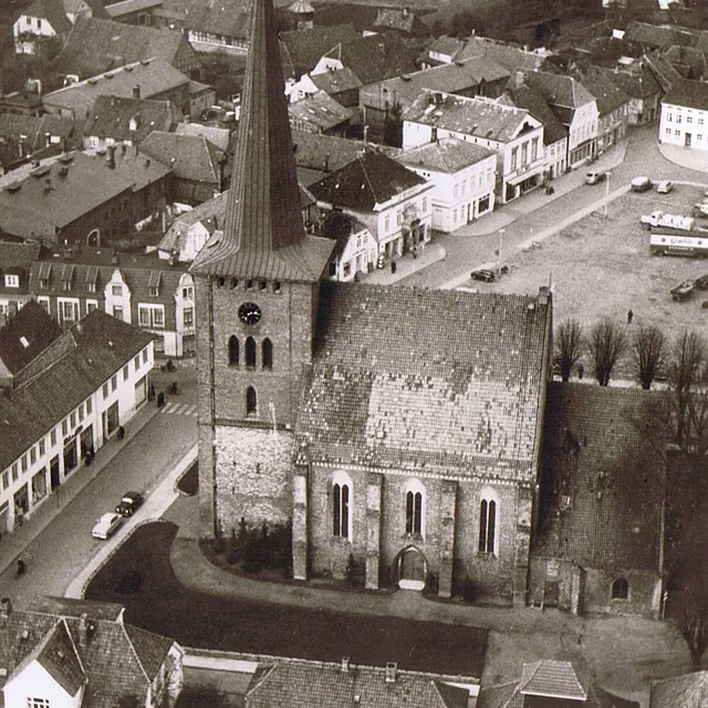  Luftbild der Stadtkirche im alten Stadtkern.